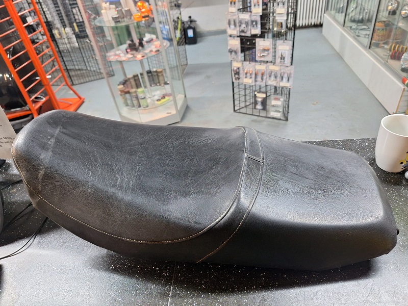 Honda CB650SC(RC13) Zadel ME5