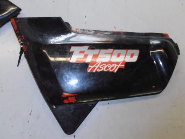 Honda FT500(PC07) Zijkap links zwart geschilderd 83600-MC8-770