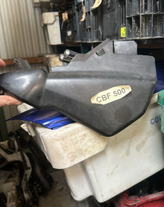 Honda CBF500(PC39A) Zijkap Links