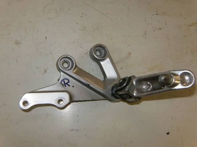 Suzuki GSX-R1000(BZ1111) Voetsteun Rechts Voor 43511-18G00 & 435