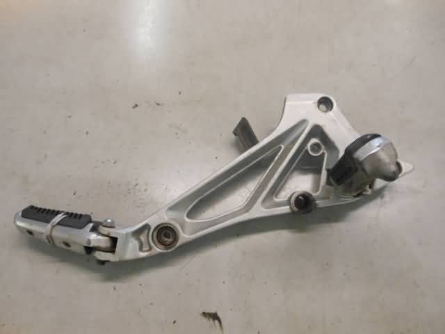 Suzuki GSX550(GN71) Soporte estribera derecha