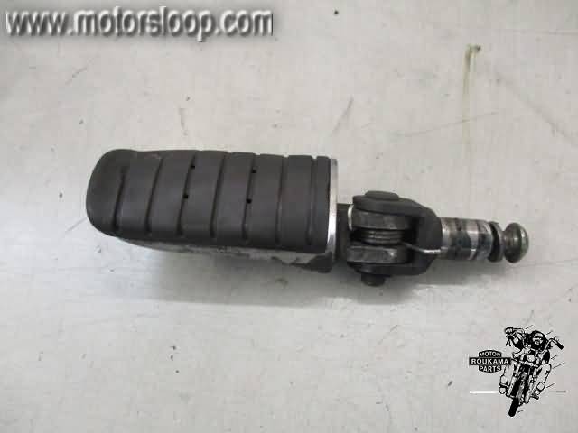 Triumph Sprint 900(T300A) Voetstep links voor