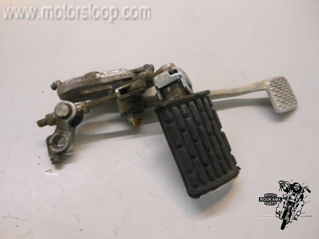 Yamaha XVZ1200(47G) Voetsteun rechts met rempedaal