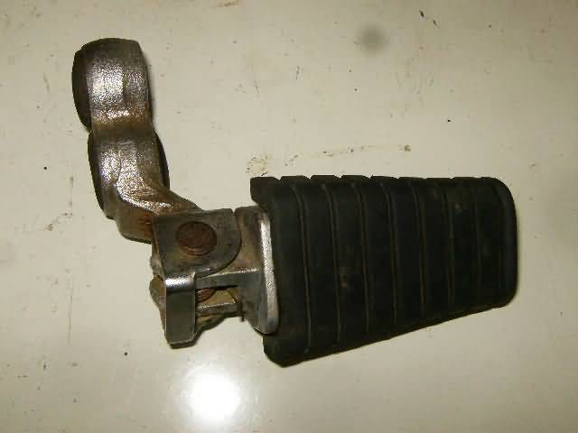 Yamaha XV750(3AL) Estribera delantera derecha 1RM-27420-00-93